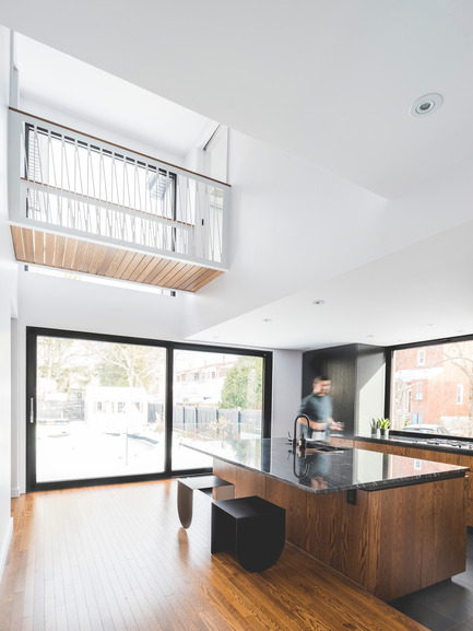 Press kit | 1142-06 - Press release | La Cardinale - L. McComber - Residential Architecture - The high ceiling kitchen with a countertop on one side, and seating on the other - Photo credit: Raphaël Thibodeau