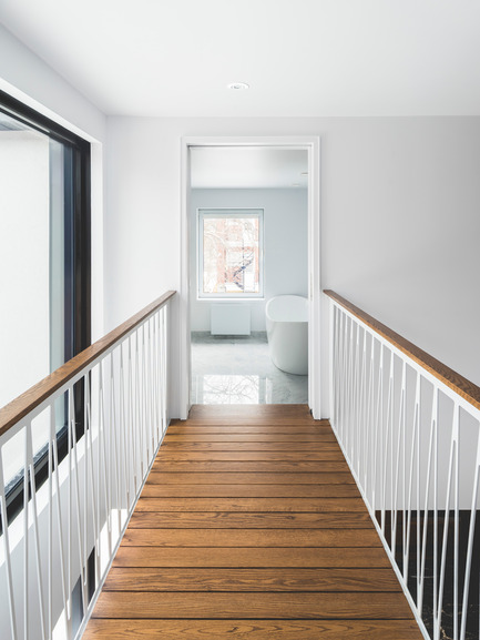 Press kit | 1142-06 - Press release | La Cardinale - L. McComber - Residential Architecture - The walkway from the master bedroom to the bathroom - Photo credit: Raphaël Thibodeau