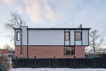 Press kit | 1142-06 - Press release | La Cardinale - L. McComber - Residential Architecture - Lateral facade with the extension of the existing geometry present above the garage - Photo credit: Raphaël Thibodeau