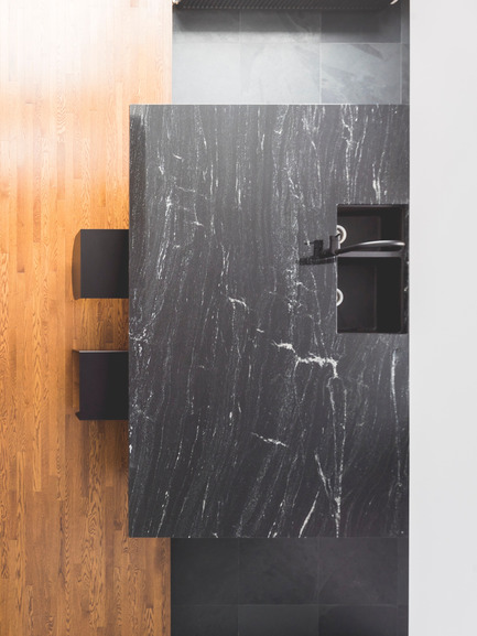 Press kit | 1142-06 - Press release | La Cardinale - L. McComber - Residential Architecture - View of the black marble kitchen island from the walkway - Photo credit: Raphaël Thibodeau