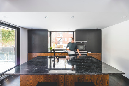 Press kit | 1142-06 - Press release | La Cardinale - L. McComber - Residential Architecture - The black marble kitchen island bathed in natural light - Photo credit: Raphaël Thibodeau