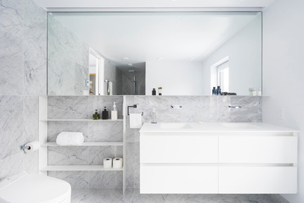 Press kit | 1142-06 - Press release | La Cardinale - L. McComber - Residential Architecture - The light grey marble bathroom bathed in natural light - Photo credit: Raphaël Thibodeau