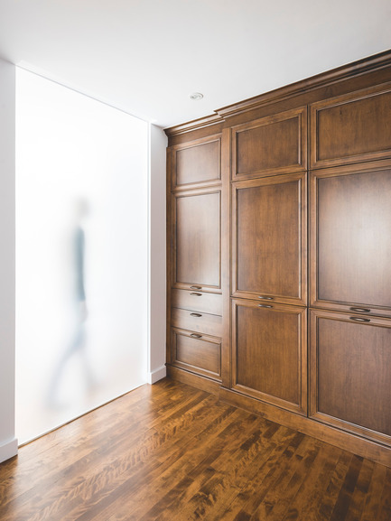 Press kit | 1142-06 - Press release | La Cardinale - L. McComber - Residential Architecture - The existing wardrobe highlighted with frosted glass - Photo credit: Raphaël Thibodeau