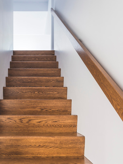 Press kit | 1142-06 - Press release | La Cardinale - L. McComber - Residential Architecture - Seamless red oak staircase - Photo credit: Raphaël Thibodeau