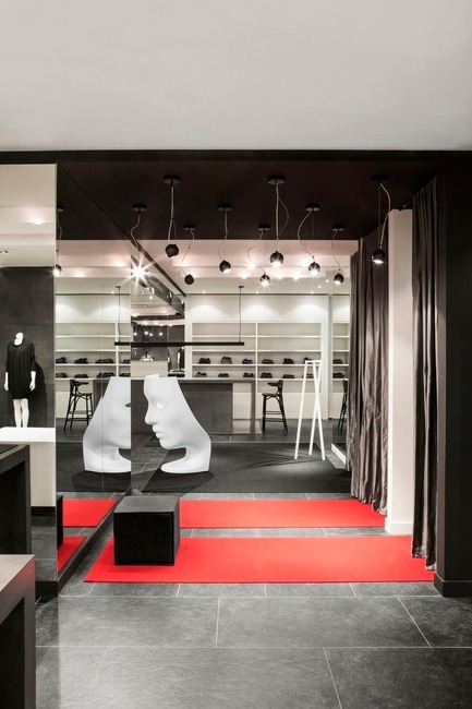 Jean-Claude Poitras et Boutique 5e Avenue : Une entente de collaboration unique et exceptionnelle Press kit | 877-05 - Press release | Jean-Claude Poitras et Boutique 5e Avenue : Une entente de collaboration unique et exceptionnelle - Boutique 5e Avenue - Design de mode - Photo credit: Adrien Williams