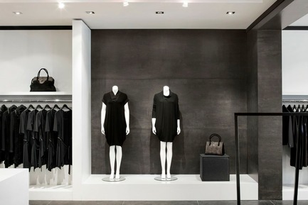 Jean-Claude Poitras et Boutique 5e Avenue : Une entente de collaboration unique et exceptionnelle Press kit | 877-05 - Press release | Jean-Claude Poitras et Boutique 5e Avenue : Une entente de collaboration unique et exceptionnelle - Boutique 5e Avenue - Design de mode - Photo credit: Adrien Williams