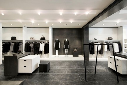 Jean-Claude Poitras et Boutique 5e Avenue : Une entente de collaboration unique et exceptionnelle Press kit | 877-05 - Press release | Jean-Claude Poitras et Boutique 5e Avenue : Une entente de collaboration unique et exceptionnelle - Boutique 5e Avenue - Design de mode - Photo credit: Adrien Williams