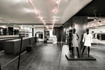 Jean-Claude Poitras et Boutique 5e Avenue : Une entente de collaboration unique et exceptionnelle Press kit | 877-05 - Press release | Jean-Claude Poitras et Boutique 5e Avenue : Une entente de collaboration unique et exceptionnelle - Boutique 5e Avenue - Design de mode - Photo credit: Adrien Williams