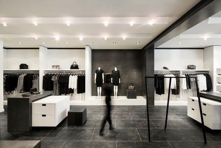 Jean-Claude Poitras et Boutique 5e Avenue : Une entente de collaboration unique et exceptionnelle Press kit | 877-05 - Press release | Jean-Claude Poitras et Boutique 5e Avenue : Une entente de collaboration unique et exceptionnelle - Boutique 5e Avenue - Design de mode - Photo credit: Adrien Williams