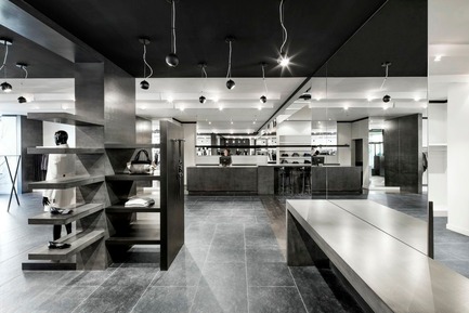 Jean-Claude Poitras et Boutique 5e Avenue : Une entente de collaboration unique et exceptionnelle Press kit | 877-05 - Press release | Jean-Claude Poitras et Boutique 5e Avenue : Une entente de collaboration unique et exceptionnelle - Boutique 5e Avenue - Design de mode - Photo credit: Adrien Williams