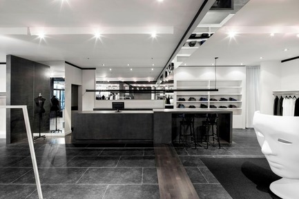 Jean-Claude Poitras et Boutique 5e Avenue : Une entente de collaboration unique et exceptionnelle Press kit | 877-05 - Press release | Jean-Claude Poitras et Boutique 5e Avenue : Une entente de collaboration unique et exceptionnelle - Boutique 5e Avenue - Design de mode - Photo credit: Adrien Williams