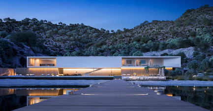 Press kit | 2265-01 - Press release | Superhouse 00/30 - Superhouse Property Group Ltd. - Residential Architecture - The house as seen from the dock at twilight - Photo credit: The Boundary