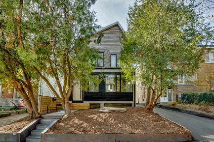 Press kit | 2344-01 - Press release | 46H - Sustainable Reinvention of 1905 House in the Beaches - baukultur/ca - Residential Architecture - View from the Street: Siding from thermal modifed larch wood framed by white metall cladding of side walls and roof <br> - Photo credit: SilverHouse<br>