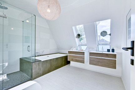 Press kit | 2344-01 - Press release | 46H - Sustainable Reinvention of 1905 House in the Beaches - baukultur/ca - Residential Architecture - 3rd Floor Master Bathroom - Photo credit: SilverHouse