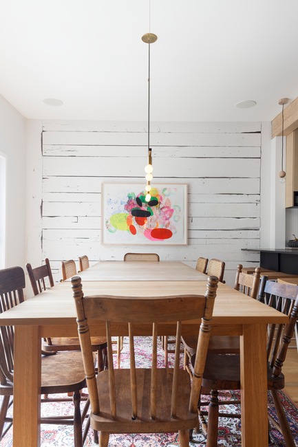 Press kit | 2242-01 - Press release | Lévesque Project - Mélissa Ohnona Design - Residential Interior Design - In the dining room, the original wood structure was left visible and painted. - Photo credit: Maxime Brouillet