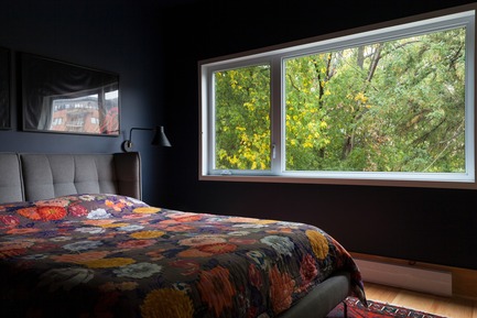 Press kit | 2242-01 - Press release | Lévesque Project - Mélissa Ohnona Design - Residential Interior Design - The added bedroom has a unique view of the trees. - Photo credit: Maxime Brouillet