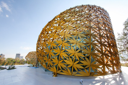 Press kit | 2193-01 - Press release | Butterfly Pavilion – Noor Island - 3deluxe - Urban Design - One special challenge was to develop a high-gloss gold paint that could withstand the maritime environment<br> - Photo credit: Christian Bauer