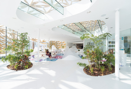 Press kit | 2193-01 - Press release | Butterfly Pavilion – Noor Island - 3deluxe - Urban Design - The mostly white interior creates a touch of freshness and promises relief from the heat outside. - Photo credit: Joaquín Busch