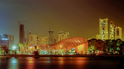 Press kit | 2193-01 - Press release | Butterfly Pavilion – Noor Island - 3deluxe - Urban Design -  In the evenings the building is orchestrated in a special way – the individually controllable LED lamps integrated in the nodes galvanise the supporting structure. Patterns of light make their way across the façade and the pavilion suddenly resembles a swarm of butterflies coming together in ever-changing<br>rhythms before drifting apart again.  - Photo credit: seele me FZE