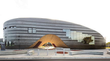 The Infinity Centre, Penleigh and Essendon Grammar Senior School Press kit | 2259-01 - Press release | The Infinity Centre, Penleigh and Essendon Grammar Senior School - McBride Charles Ryan - Institutional Architecture - Main Entrance - Photo credit: John Gollings