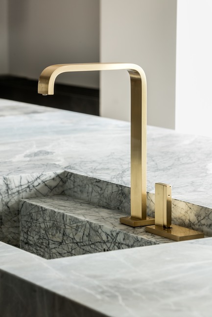 Press kit | 2505-01 - Press release | Innovative Belgian Faucet Design - Co.Studio - Product - Andrew kitchen faucet in brass - Photo credit: Thomas De Bruyne