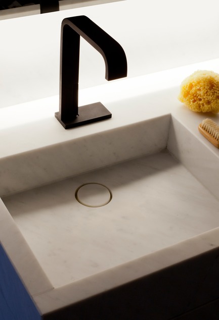 Press kit | 2505-01 - Press release | Innovative Belgian Faucet Design - Co.Studio - Product - Andrew bathroom faucet in matte black<br> - Photo credit: Guy Obijn<br>