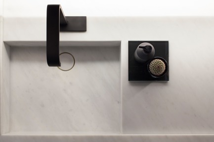 Press kit | 2505-01 - Press release | Innovative Belgian Faucet Design - Co.Studio - Product - Andrew bathroom faucet in matte black<br> - Photo credit: Guy Obijn<br>