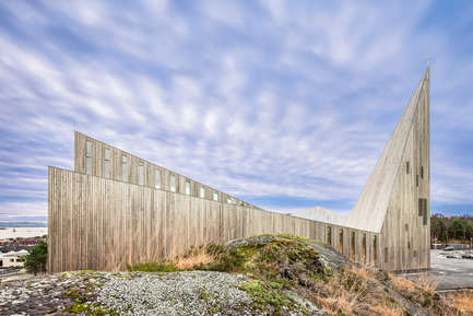 Press kit | 2220-01 - Press release | Knarvik Community Church - Reiulf Ramstad Arkitekter - Institutional Architecture - Photo credit: Hundven-Clements_Photography