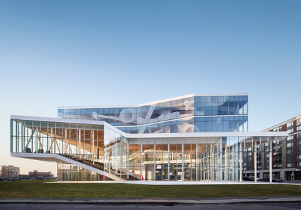 Press kit | 916-06 - Press release | Menkès Shooner Dagenais LeTourneux Architectes: Awarded Prestigious Prizes for the ÉTS Student Centre and Polytechnique Montreal Student Centre - Menkès Shooner Dagenais LeTourneux Architectes - Institutional Architecture -  ÉTS Student Center_The building’s volume was shaped as a crystalline form which animates the urban landscape with a play of indentations and projections  - Photo credit: Stephane Brugger