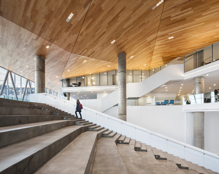 Press kit | 916-06 - Press release | Menkès Shooner Dagenais LeTourneux Architectes: Awarded Prestigious Prizes for the ÉTS Student Centre and Polytechnique Montreal Student Centre - Menkès Shooner Dagenais LeTourneux Architectes - Institutional Architecture - ÉTS Student Center_The course within the atrium’s interior links and visually connects the various student zones - Photo credit: Stephane Brugger