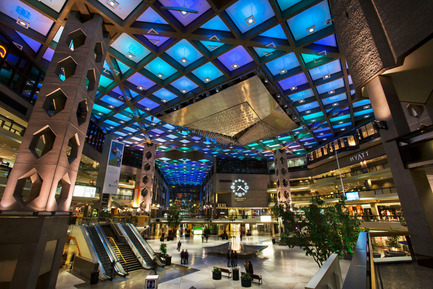 Press kit | 621-20 - Press release | A Dynamic NewLighting Signature for Complexe Desjardins - Lightemotion - Lighting Design - Complexe Desjardins - Retail Concourse  - Photo credit: LIghtemotion 