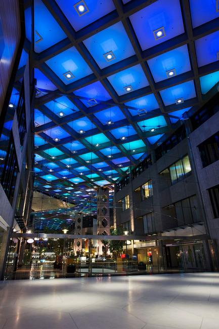 Press kit | 621-20 - Press release | A Dynamic NewLighting Signature for Complexe Desjardins - Lightemotion - Lighting Design - Complexe Desjardins - Entrance to Retail Concourse   - Photo credit: LIghtemotion 