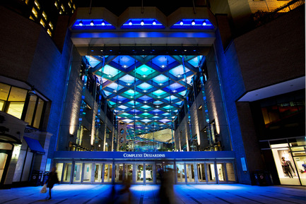 Press kit | 621-20 - Press release | A Dynamic NewLighting Signature for Complexe Desjardins - Lightemotion - Lighting Design - Complexe Desjardins - Entrance to Retail Concourse  - Photo credit: LIghtemotion 