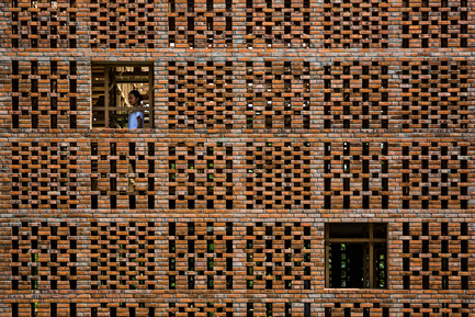 Press kit | 2173-01 - Press release | The Terra Cotta Studio for an artist next to Thu Bon river - Tropical Space - Commercial Architecture - Brick wall - Photo credit: Hiroyuki Oki