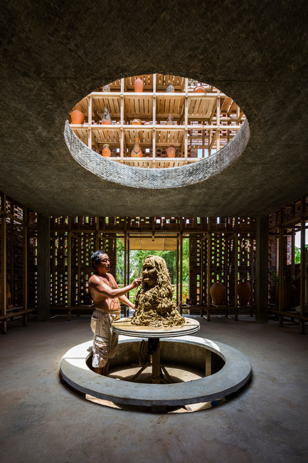 Press kit | 2173-01 - Press release | The Terra Cotta Studio for an artist next to Thu Bon river - Tropical Space - Commercial Architecture - The artist's turntable is located at the centre of the ground level, directly beneath the round void allows visitors to observe the artist at work from the floors above. - Photo credit: Hiroyuki Oki