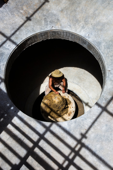 Press kit | 2173-01 - Press release | The Terra Cotta Studio for an artist next to Thu Bon river - Tropical Space - Commercial Architecture - People can see and feel the time passing terra cotta artworks by the movement of the sunlight.  - Photo credit: Hiroyuki Oki