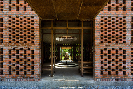 Press kit | 2173-01 - Press release | The Terra Cotta Studio for an artist next to Thu Bon river - Tropical Space - Commercial Architecture - Two openings are positioned on opposite sides, allowing views right through - Photo credit: Hiroyuki Oki