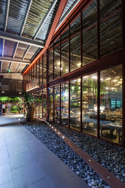 Press kit | 1972-01 - Press release | ‘Vivarium’ - A Tractor Warehouse Turned Restaurant by Hypothesis Won the INSIDE Award 2015 - Hypothesis - Commercial Interior Design - The new steel and glass facade with the red primer finish versus the old roof and beam structure - Photo credit:  Hypothesis 