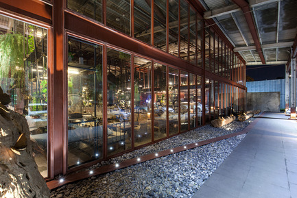 Press kit | 1972-01 - Press release | ‘Vivarium’ - A Tractor Warehouse Turned Restaurant by Hypothesis Won the INSIDE Award 2015 - Hypothesis - Commercial Interior Design - The new steel and glass facade - Photo credit:  Hypothesis 