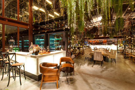 Press kit | 1972-01 - Press release | ‘Vivarium’ - A Tractor Warehouse Turned Restaurant by Hypothesis Won the INSIDE Award 2015 - Hypothesis - Commercial Interior Design - The bar - Photo credit:  Hypothesis 