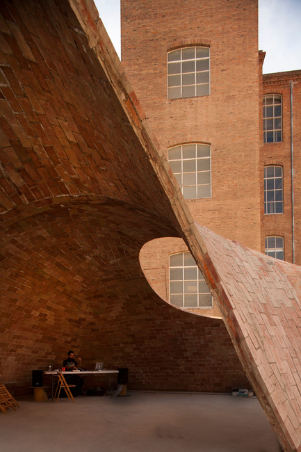 Press kit | 2070-01 - Press release | Brick-topia by Map13 Barcelona, winner of the WAN Temporary Small Spaces Award 2015 - Map13 Barcelona - Institutional Architecture - Interior view of Brick-topia. - Photo credit: Manuel de Lózar y Paula López Barba