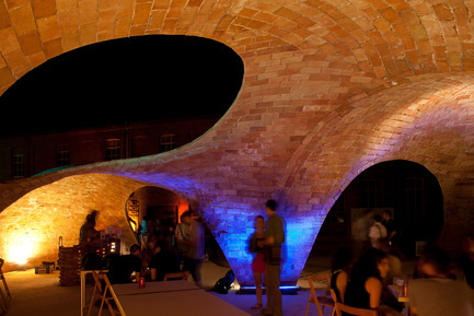 Press kit | 2070-01 - Press release | Brick-topia by Map13 Barcelona, winner of the WAN Temporary Small Spaces Award 2015 - Map13 Barcelona - Institutional Architecture - Interior view of Brick-topia at night. - Photo credit: Manuel de Lózar y Paula López Barba