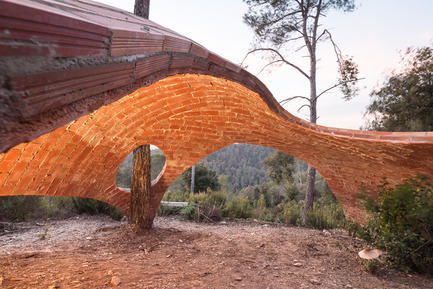 Press kit | 2070-01 - Press release | Brick-topia by Map13 Barcelona, winner of the WAN Temporary Small Spaces Award 2015 - Map13 Barcelona - Institutional Architecture - Interior of the tile vault in Valldaura, Barcelona - Photo credit: Filippo Poli