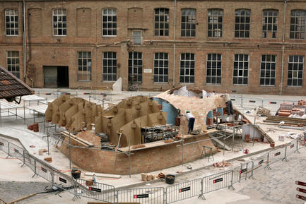 Press kit | 2070-01 - Press release | Brick-topia by Map13 Barcelona, winner of the WAN Temporary Small Spaces Award 2015 - Map13 Barcelona - Institutional Architecture - General view of the construction of Brick-topia. - Photo credit: Manuel de Lózar y Paula López Barba