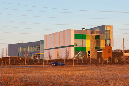 Press kit | 1866-01 - Press release | Durham College Centre for Food - Gow Hastings Architects - Institutional Architecture - West face of the school from the adjacent agricultural fields - Photo credit: Tom Arban