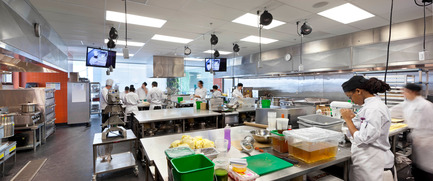 Press kit | 1866-01 - Press release | Durham College Centre for Food - Gow Hastings Architects - Institutional Architecture - Students prep ingredients in the large quantities kitchen - Photo credit: Tom Arban