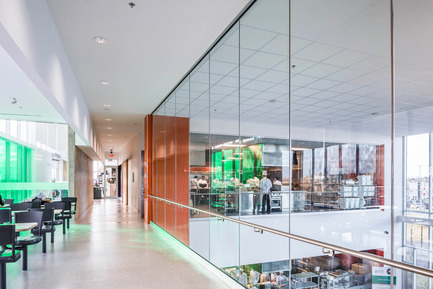 Press kit | 1866-01 - Press release | Durham College Centre for Food - Gow Hastings Architects - Institutional Architecture - Student space with views to the fields, kitchens and into the central atrium - Photo credit: Remi Carreiro