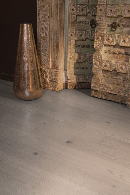 Press kit | 1639-05 - Press release | New colorsand speciescome to the Mirage Sweet Memories Collection - Mirage Hardwood Floors - Residential Interior Design -  Handcrafted Red Oak, Treasure - Sweet Memories Collection  - Photo credit: Mirage Hardwood Floors