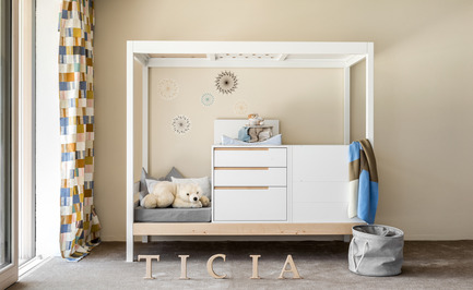 Press kit | 2473-01 - Press release | TICIA The Growing Bed - Complojer for kids - Product -  Ticia for one -  1.step cradle  with two easily adjustable height options and change table  - Photo credit: complojerforkids