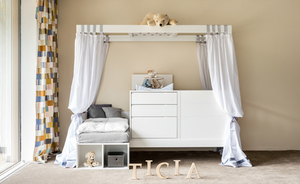 Press kit | 2473-01 - Press release | TICIA The Growing Bed - Complojer for kids - Product -  Ticia for two children of different age - 1 step with cradle and baby bed  - Photo credit: complojerforkids